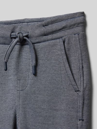 Produktfoto, Straight Fit Sweatpants mit Strukturmuster von Blue Seven, graues Baumwoll-Mix, elastischer Bund mit Tunnelzug, Eingrifftaschen