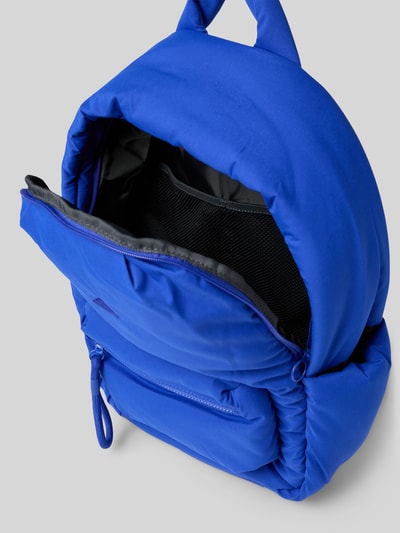 Produktfoto, Rucksack mit Tragehenkel von adidas Sportswear in kräftigem Blau, Hauptfach mit Reißverschluss, Nebenfach, Label-Detail, Maße 31x45x12 cm, Schulterriemen 71 cm, strukturierte Oberfläche