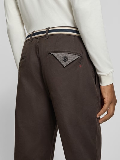 Mannenmodel draagt Heren broek van Scotch & Soda, Model 'WARREN', mix van katoen en elastaan, regular fit, steekzakken, achterzakken, riem, bandwijdte maat 32/32: 44 cm, binnenbeenlengte maat 32/32: 82 cm, detailopname rugaanzicht.