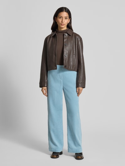 Frauenmodel trägt Stoffhose mit elastischem Bund Modell 'Cevil' von Someday aus Cord, Material-Mix mit Stretch-Anteil, Lockerer-Schnitt, hellblau, französische Eingrifftaschen, Gesäßtasche, Ganzkörperansicht von vorne.