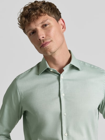 Männermodel trägt Regular Fit Business-Hemd mit Kentkragen von Christian Berg Men in lichtgroen, puur katoen, knoopsluiting, met lange mouwen, nahaufnahme oberkörper, zakelijk overhemd