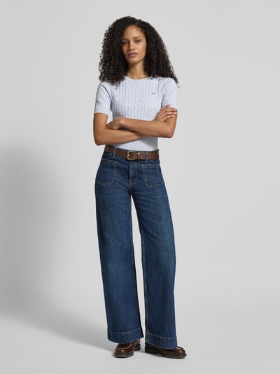 Modelka nosi Strickshirt mit Zopfmuster und Label-Stitching od Gant, mieszanka bawełny, krój slim fit, okrągły dekolt, widok całej sylwetki z przodu.