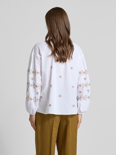 Frauenmodel trägt Bluse mit Tunikakragen und kurzer Knopfleiste von More & More aus Reine Baumwolle, Loose-Fit, abgerundeter Saum, Rückenlänge 60 cm, Ärmellänge 54 cm, weiß mit beigem Muster, Ganzkörperansicht Rückansicht.