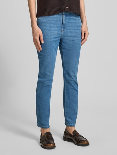 Frauenmodel trägt Cropped Slim Fit Jeans mit Eingrifftaschen von Christian Berg Woman aus hellblauem Baumwoll-Mix mit Stretch-Anteil, Ganzkörperansicht von vorne.