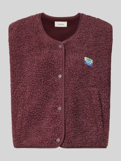Produktfoto, Regular Fit Weste aus Teddyfell Modell 'Hoktown' von American Vintage, bordeaux, Knopfleiste, Logo-Patch, strukturierte Oberfläche