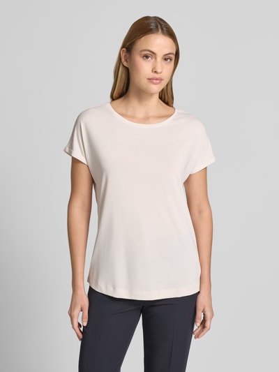 Vrouwenmodel draagt Regular Fit T-shirt met ronde hals van Christian Berg Woman in lichte kleur, modalmix, vaste mouwboorden, ruglengte maat S 64 cm. Ganzkörperansicht van voren.