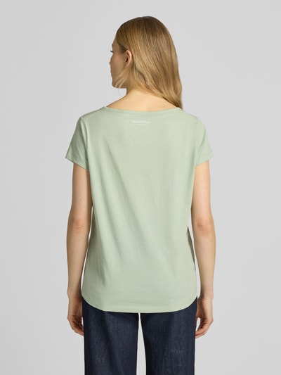 Kobiece modelka nosi damski t-shirt Regular Fit T-Shirt aus reiner Baumwolle od Marc O'Polo, efekt: jednolity kolor, nadruk z motywem, okrągły dekolt, krótki rękaw, dżersej, 100% bawełna, widok całej sylwetki z tyłu.