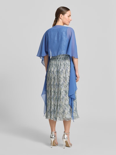 Vrouwenmodel draagt Relaxed Fit Cocktail-jack in semi-transparant design van Vera Mont, blauw, dames, V-hals, knoopsluiting, halflange mouwen, semi-transparante look, geheel van achteren.