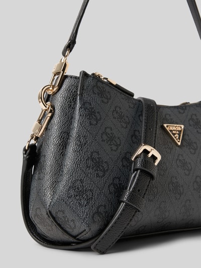 Produktfoto, Handtasche mit Logo-Muster Modell 'NOELLE II' von Guess in zwart, logomotief, labelapplicatie, verstelbare schouderband, draagband, hoofdvak met ritssluiting, 22 cm breed, 14 cm lang, 8 cm diep, schouderband 108 cm.