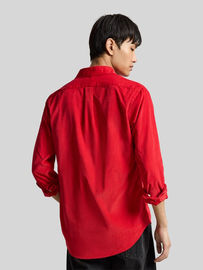 Männermodel trägt Custom Fit Freizeithemd aus reiner Baumwolle von Polo Ralph Lauren in kräftigem Rot, Ganzkörperansicht Rückansicht. Herren Freizeithemd von Polo Ralph Lauren