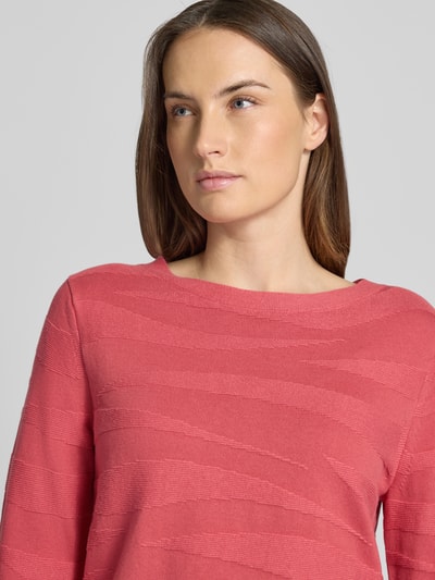 Modelka kobieca nosi Regular Fit Pullover aus reiner Baumwolle von Tom Tailor, różowy, strukturę wzoru, okrągły dekolt, długi rękaw, dzianina bawełniana, zbliżenie na górną część ciała.