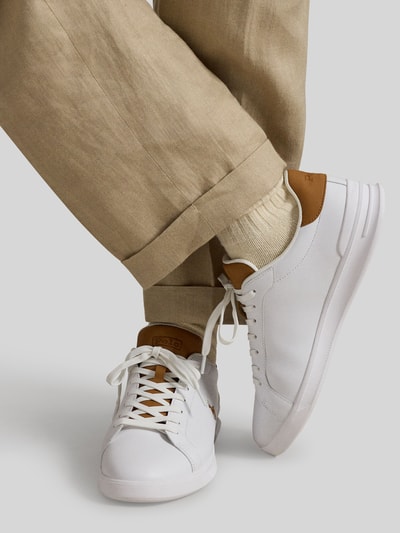 Männermodel trägt Low Top Sneaker aus Glattleder von Polo Ralph Lauren in Two Tone Optik, Label-Prägung, strukturiert, Ganzkörperansicht von vorne.