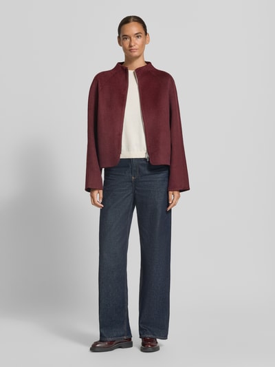 Modelka kobieca nosi Blouson mit Stehkragen Modell 'Helisu' od OPUS, kolor jednolity, długi rękaw, zamek błyskawiczny, zaokrąglone wykończenie, mieszanka wełny, widok całej sylwetki z przodu.