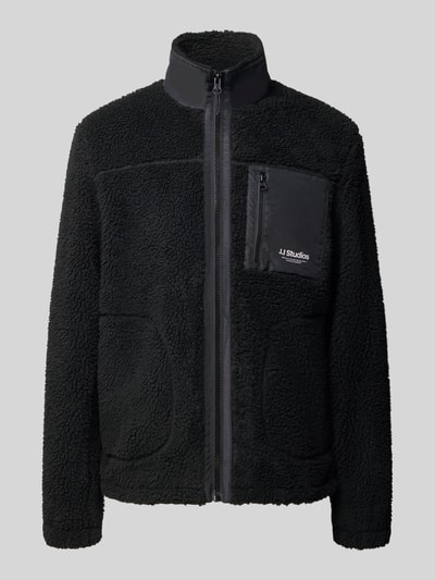 Produktfoto, schwarze Fleecejacke mit Stehkragen Modell 'SOHO' von JACK & JONES, Teddyfelloptik, Regular Fit, Reißverschlüsse und Logo