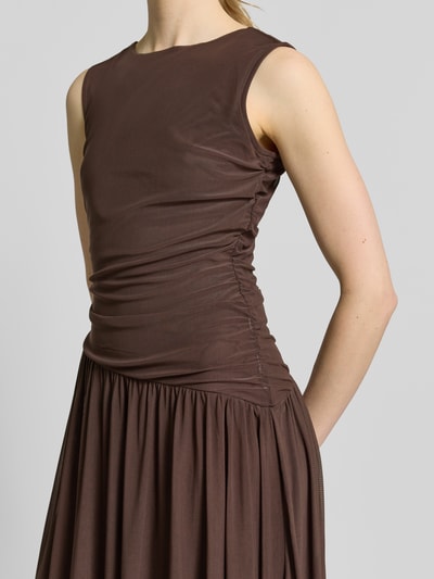 Vrouwenmodel draagt 'Midikleid aus Mesh in asymmetrischem Look' van Christian Berg Woman Selection, bruine mesh, rechte fit, asymmetrisch, ronde hals, close-up bovenlichaam.