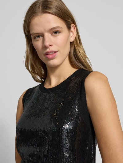 Frauenmodel trägt körpernahes Strickkleid mit Woll-Anteil Modell 'ELAINE' von Pepe Jeans, schimmernde Optik, Paillettenbesatz, Nahaufnahme Oberkörper.