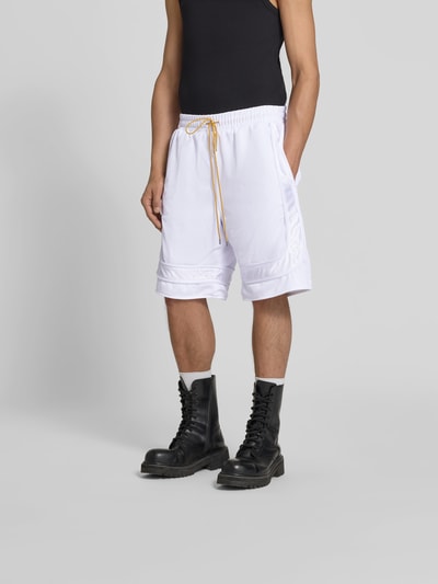 Männermodel trägt Shorts mit elastischem Bund von RHUDE, Mesh, Lockerer-Schnitt, Tunnelzug, Eingrifftaschen, Ganzkörperansicht von vorne.