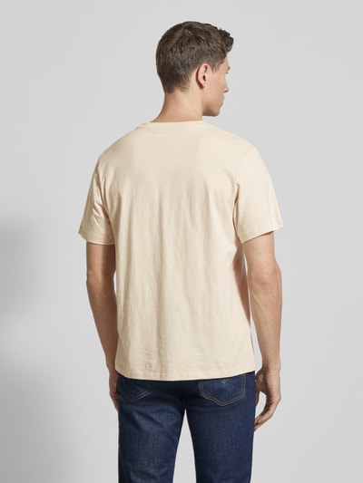 Männermodel trägt Regular Fit T-Shirt aus reiner Baumwolle Modell 'HASPEN' von SELECTED HOMME in Melange-Optik, Ganzkörperansicht Rückansicht