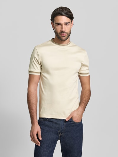 Männermodel trägt Slim Fit T-Shirt aus reiner Baumwolle Modell 'TESSLER 202' von BOSS, unifarben, Rundhals, kurzarm, Ganzkörperansicht von vorne.