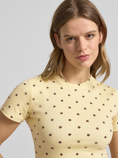 Frauenmodel trägt Slim Fit T-Shirt mit Rundhalsausschnitt Modell 'Joy' von OH APRIL, Lyocell-Elasthan-Mix, Damen T-Shirt, Nahaufnahme Oberkörper.