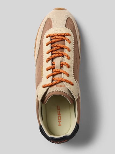 Produktfoto, sneakersy z mieszanki skóry z detalem z logo Model 'Bridge' od HOFF, profilowana podeszwa, kolor beżowo-brązowy, zaokrąglony czubek, krój zaokrąglony, szerokość w rozmiarze 40: 8 cm, wysokość cholewki w rozmiarze 40: 8 cm, wysokość obcasa w rozmiarze 40: 2 cm