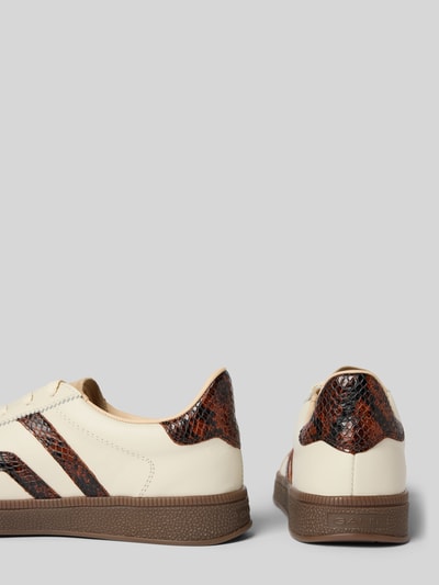 Produktfoto, Sneaker aus echtem Leder Modell 'Cuzima' von GANT, cremefarbene Oberfläche mit brauner Schlangenleder-Optik, braune Sohle