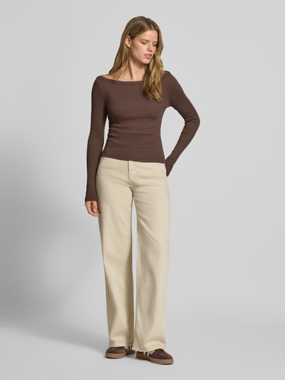 Frauenmodel trägt Slim Fit Shirt aus Baumwoll-Mix Modell 'MAYA' von NOISY MAY®, braun, Ripp-Optik, U-Boot-Ausschnitt, Ganzkörperansicht von vorne.