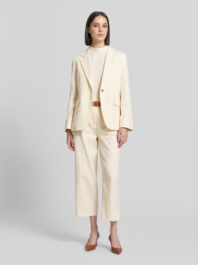 Frauenmodel trägt Blazer mit Pattentaschen Modell 'Nulani' von Someday, heller Material-Mix mit Baumwoll-Anteil, Ganzkörperansicht von vorne.