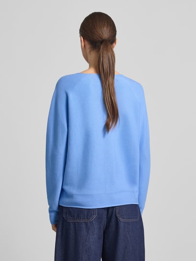 Frauenmodel trägt Strickpullover mit Rundhalsausschnitt und Label-Detail von Fynch-Hatton in Hellblau aus reiner Baumwolle, Ganzkörperansicht Rückansicht.