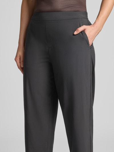 Kobiece model nosi spodnie 'Hose in verkürzter Passform mit Eingrifftaschen' od Oui, Mieszanka materiałów z dodatkiem streczu, wpuszczane kieszenie, skrócony krój, wpuszczane kieszenie z tyłu, szerokość w rozmiarze 36: 40 cm, długość wewnętrzna nogawki 69 cm, widok z przodu, zbliżenie na górną część spodni.