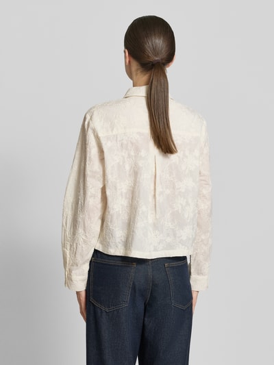 Vrouwenmodel draagt Bluse mit Brusttaschen Modell 'Sylvia' van MSCH Copenhagen, rechte fit, katoenen stof, geborduurd design, rugaanzicht, detailopname