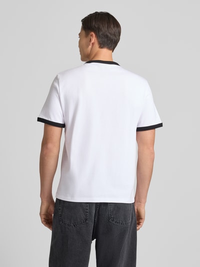 Männermodel trägt Regular Fit T-Shirt aus reiner Baumwolle Modell 'DOFFICE' von HUGO, Optik: Unifarben, Ganzkörperansicht Rückansicht.