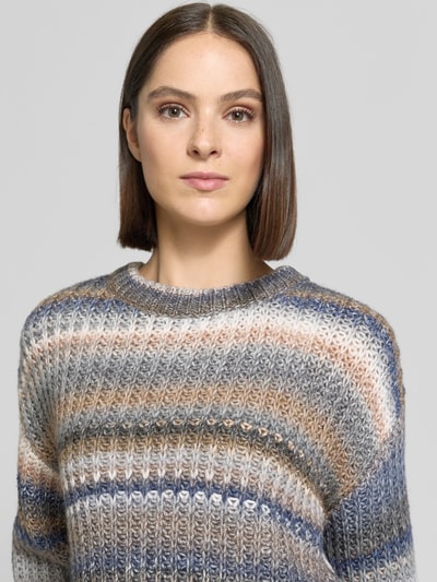 Frauenmodel trägt Relaxed Fit Strickpullover aus Woll-Mix mit Streifen-Muster von Oui, sanfte Farben, elastische Abschlüsse, Nahaufnahme Oberkörper.