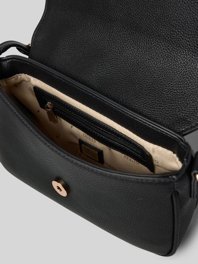 Produktfoto, Handtasche in Leder-Optik Modell 'Isola' von Guess in Schwarz mit Hauptfach, Überschlag, Magnetverschluss, Logo-Detail, verstellbarer Schulterriemen, Maße ca. 23 x 16 x 6 cm, Länge Schulterriemen ca. 73 cm, strukturierte Oberfläche, Innenfutter in Beige.