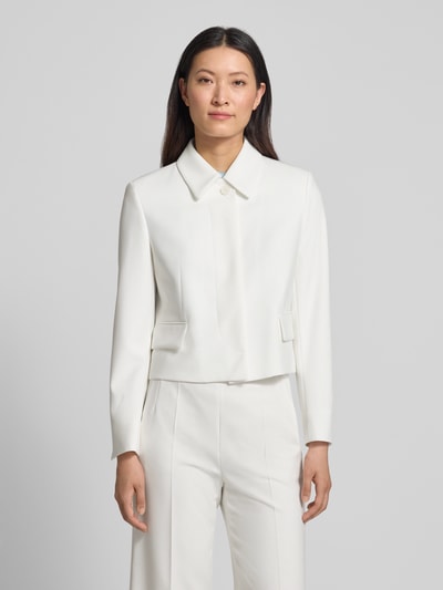 Frauenmodel trägt Blazer mit Pattentaschen und Knopfleiste von Windsor, Taillierter Schnitt, Kentkragen, Weiß, glatte Textur, Ganzkörperansicht von vorne. Rückenlänge bei Größe 36: 45 cm, Brustweite 44 cm, Ärmellänge 61 cm.