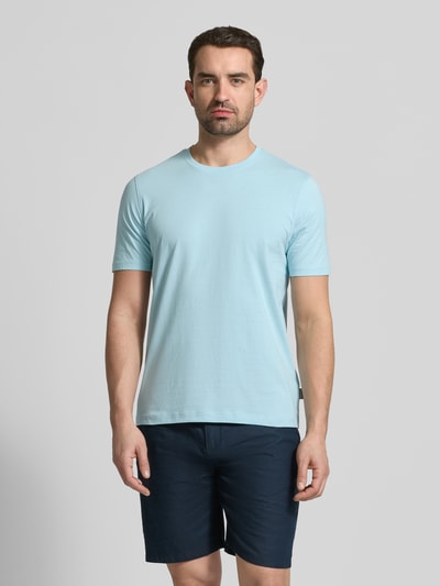 Męski model nosi T-Shirt mit Label-Detail od bugatti w kolorze jasnoniebieskim, prosta forma, okrągły dekolt, czysta bawełna, długość tyłu w rozmiarze M: 69 cm, widok całej sylwetki z przodu.