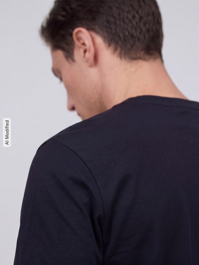 Männermodel trägt Regular Fit T-Shirt mit Rundhalsausschnitt von MCNEAL aus reiner Baumwolle, Rückenlänge 67 cm, Ganzkörperansicht Rückansicht.