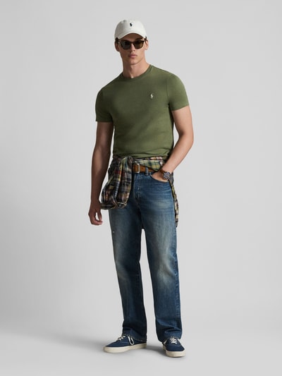 Männermodel trägt Regular Fit T-Shirt aus reiner Baumwolle von Polo Ralph Lauren in Olivgrün mit Logo-Stitching, Unifarbe, Ganzkörperansicht von vorne.
