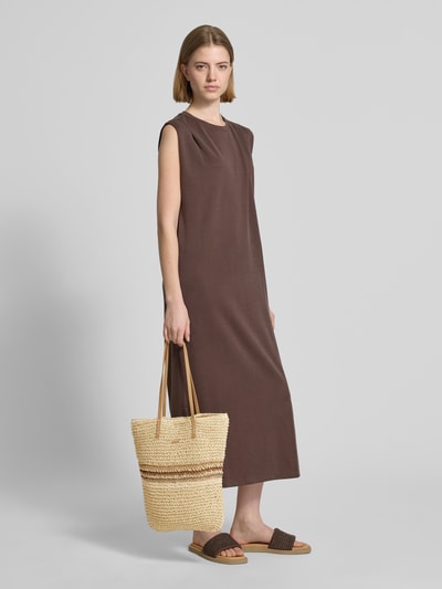 Frauenmodel trägt Shopper mit Label-Detail Modell 'Lazey' von Barts, Naturtöne, Flechtstruktur, Tragehenkel, Ganzkörperansicht von vorne, Hauptfach mit Magnetverschluss, Maße: Breite 35 cm, Länge 39 cm, Tiefe 8 cm, Schulterriemen 58 cm, Kontext: Damen Shopper von Barts.