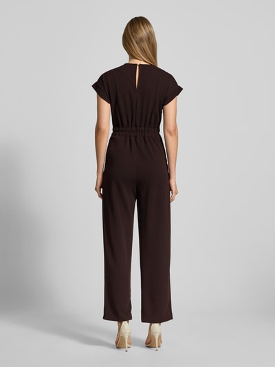 Vrouwenmodel draagt Jumpsuit met steekzakken Model 'Ko44a' van ZABAIONE, materiaalmix met stretch, regular fit, ruglengte 36 cm, borstwijdte 41 cm, mouwlengte 9 cm, totale lengte 140 cm, binnenbeenlengte 70 cm. Ganzkörperansicht rückansicht.
