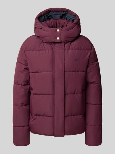 Produktfoto, Regular Fit Jacke in Stepp-Optik von Superdry in dunkelrotem Ton mit Kapuze, Stehkragen und Abdeckleiste, Damenmodell, glatte Textur, Brustweite 59 cm, Rückenlänge 64 cm, Schulterbreite 49 cm, Ärmellänge 62 cm
