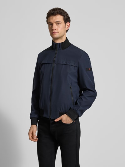Männermodel trägt Jacke mit Stehkragen Modell 'POTOSI' van Peuterey, regular fit, navyblauw, materiaalmix met stretch, tweewegrits, ganzkörperansicht von vorne.