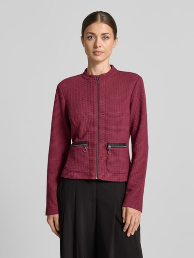 Frauenmodel trägt Regular Fit Kurzblazer mit Viskose-Anteil Modell 'NOS JULI' von Betty Barclay in dunklem Rot mit strukturierter Oberfläche, Ganzkörperansicht von vorne, Damen Kurzblazer von Betty Barclay.