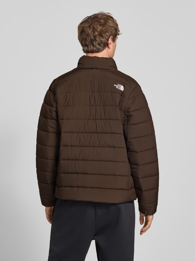 Männermodel trägt Regular Fit Jacke in Stepp-Optik Modell 'ACONCAGUA' von The North Face, braun, glatte Struktur, Ganzkörperansicht Rückansicht. Herren Jacke, Stehkragen, Logo-Stitching, Reißverschluss, Rückenlänge 70 cm, Schulterbreite 46 cm, Brustweite 58 cm, Ärmellänge 70 cm.
