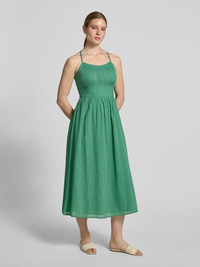 Vrouwenmodel draagt Midi-Kleid mit Spaghettiträger van JAKE*S STUDIO WOMAN in groen, getailleerd model, midilengte, met onderrok, ganzlichaamsaanzicht van voren
