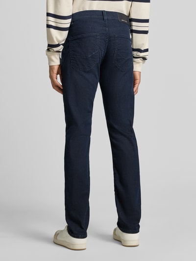 Mężczyzna nosi Jeans mit Eingrifftaschen Modell 'Lyon' von Pierre Cardin, bawełniany materiał z dodatkiem stretchu, krój tapered fit, jasnoniebieski denim, szerokość w rozmiarze 32/32: 42 cm, długość nogawki od wewnątrz: 82 cm, widok całej sylwetki z tyłu.
