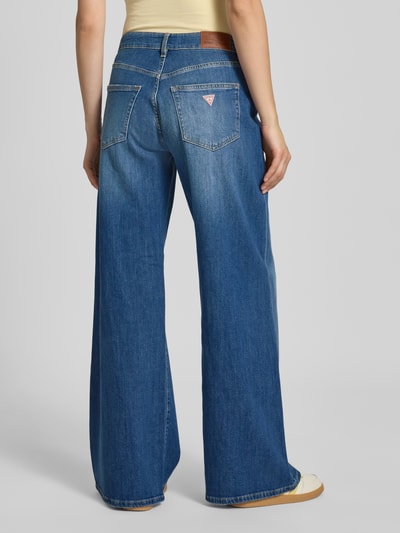 Guess Jeans Jeansy z niskim stanem o kroju extra wide fit z detalem z logo Jeansowy niebieski 5