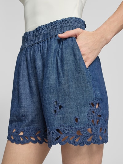 Frauenmodel trägt Shorts aus Lyocell-Leinen-Mix Modell 'BRENDA FANCY' von 0039 Italy in Blau, elastischer Bund, Lochstickerei, Nahaufnahme Oberschenkel, Regular Fit, Damen Shorts