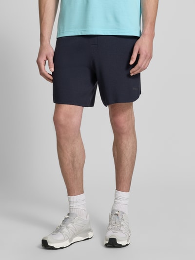 Męski model nosi Regular Fit Stoffshorts aus Viskose-Mix model 'KN_UNION SH' von BOSS Green, kolor granatowy, faktura prążkowana, całkowity widok z przodu.