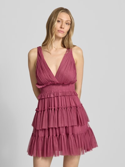 Vrouwenmodel draagt 'Cocktailkleid im Stufen-Look mit V-Ausschnitt' van LACE & BEADS, roze mesh, A-lijn, mini-jurk, laagjeslook, V-hals, ruglengte maat S 87 cm, borstwijdte maat S 43 cm, nahaufnahme bovenlichaam